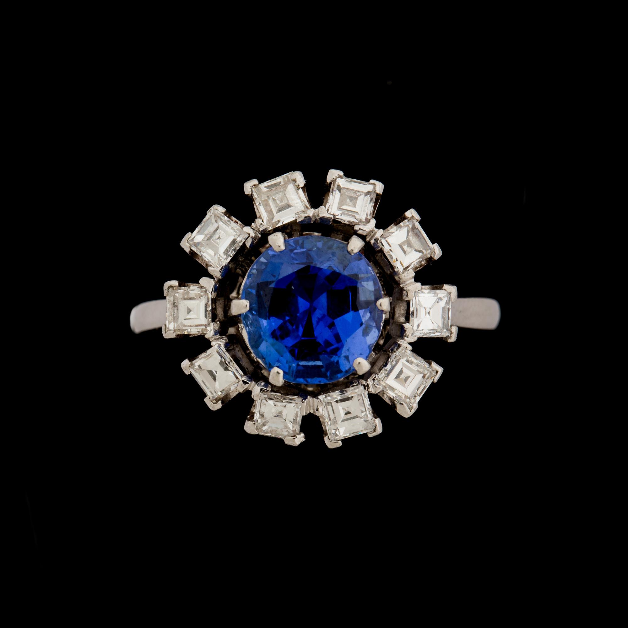 RING, 18 k vitguld med safir samt diamanter. Vikt ca 9 g.