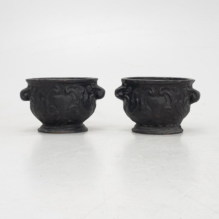 Trädgårdsurnor, ett par, gjutjärn, "Barockurnan", Näfveqvarns Bruk, 1900-tal.