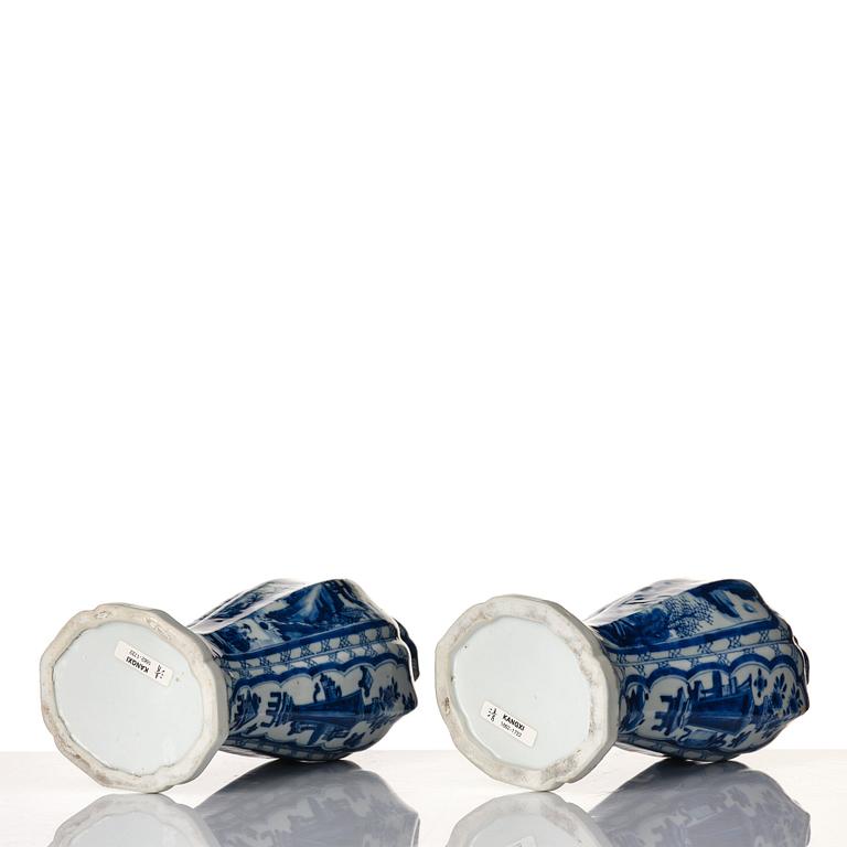 A pair of blue and white vases, Qing dynasty, Kangxi (1662-1722).