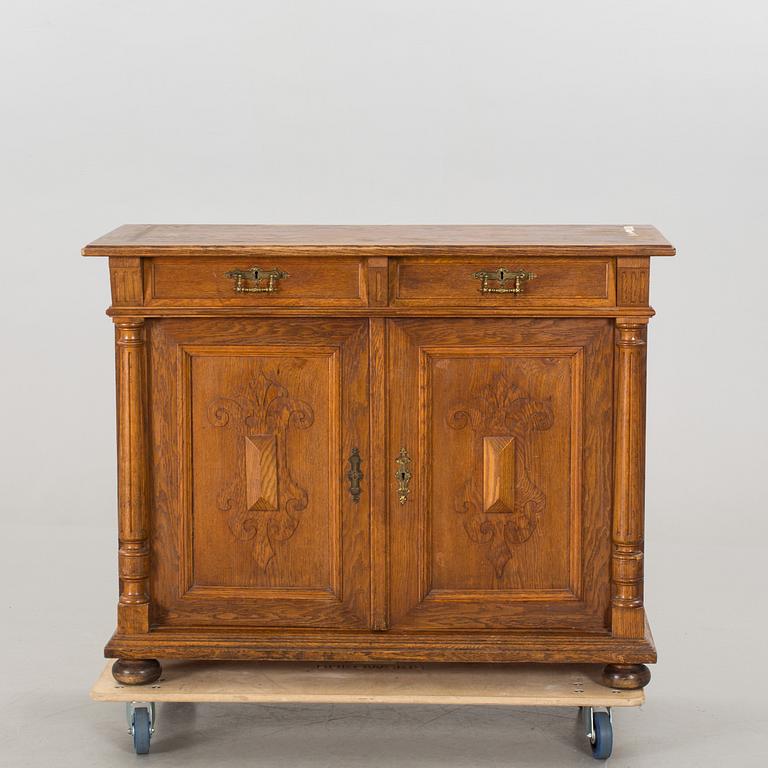 EARLY 20TH CENTURY CUPBOARD.