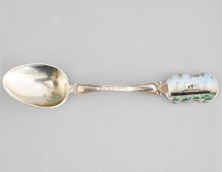 Six souvenir spoons in silver and enamel, "RMS Cedric, White Star Line", Levi & Salaman, Birmingham 1905. Weight 98 g.