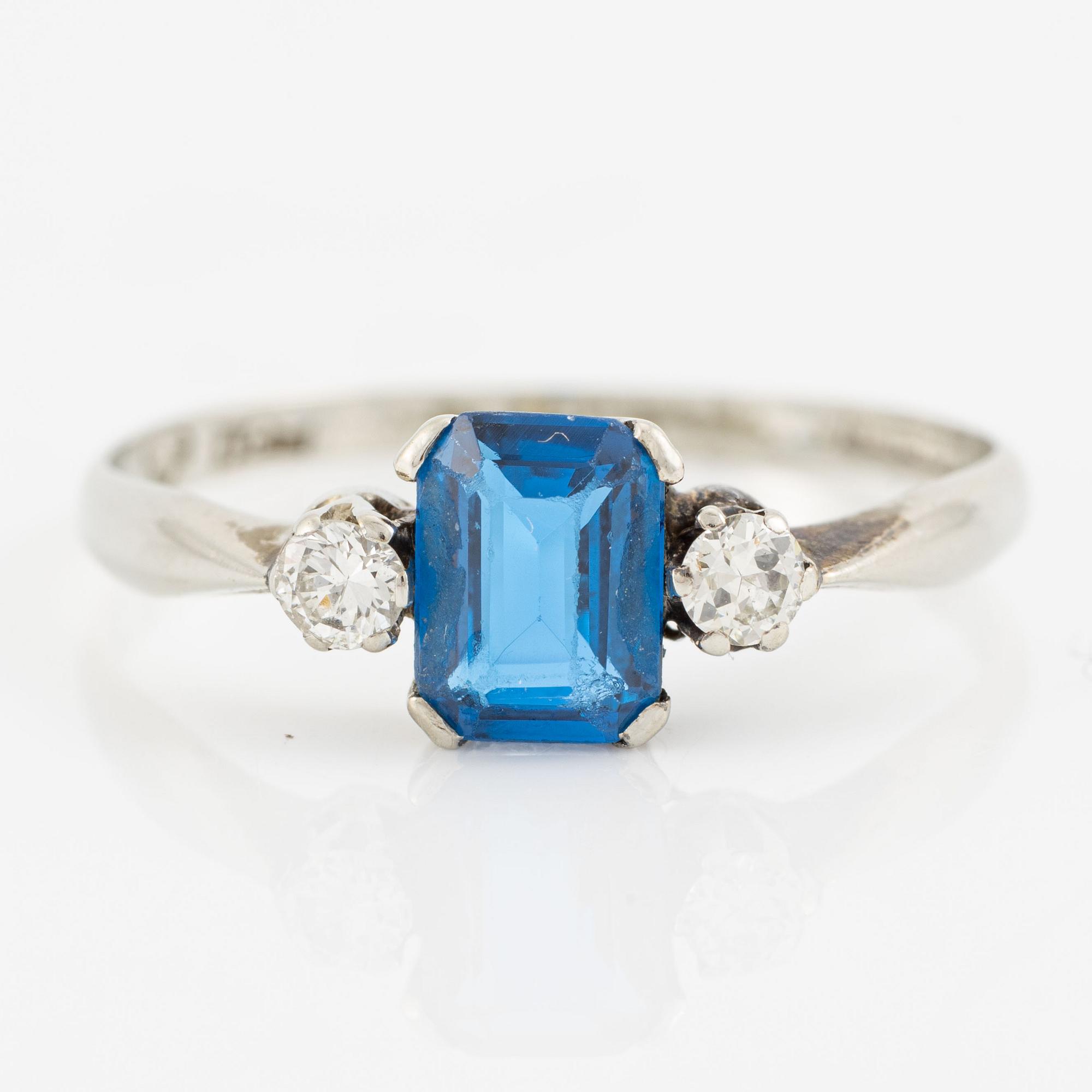 Ring, 18K vitguld med syntetisk blå sten och mindre briljantslipade diamanter.