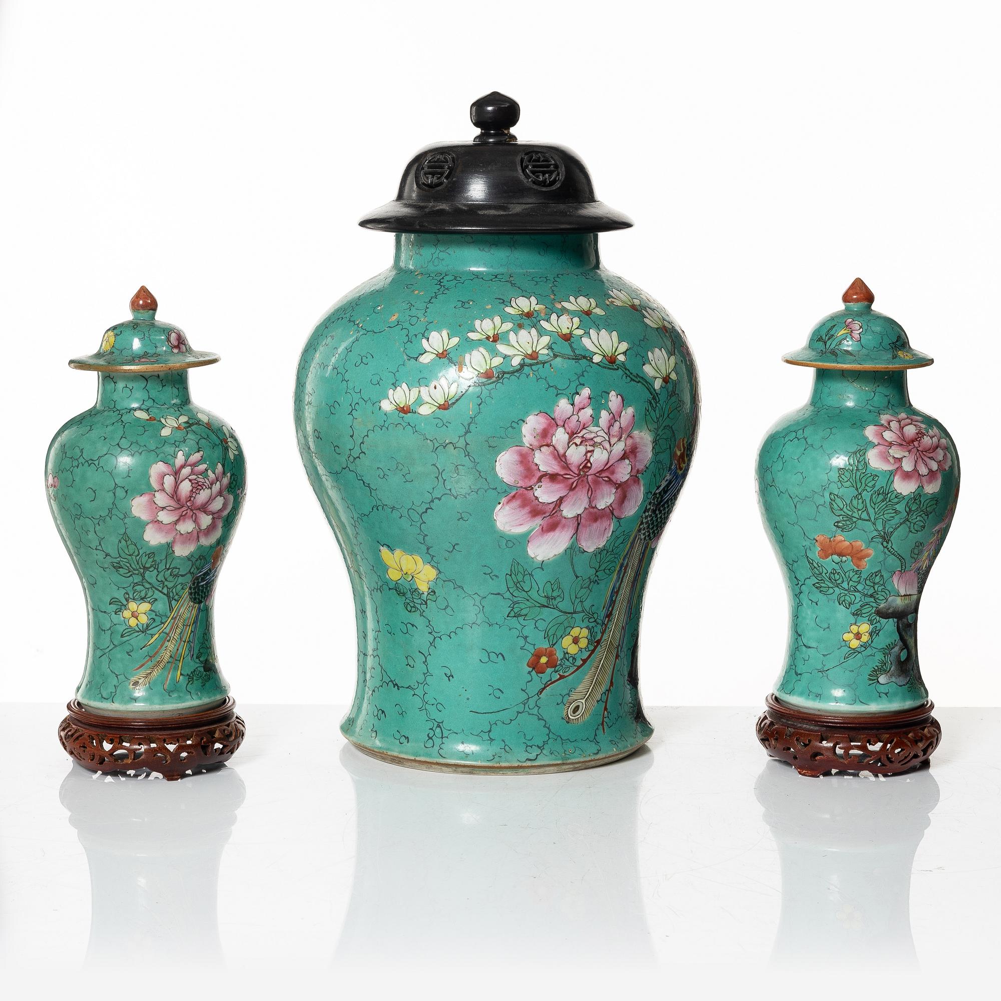 A three-piece garniture, Qing dynasty, 19th century.