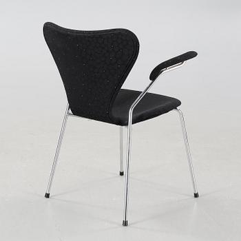 ARNE JACOBSEN, karmstol, "Sjuan", Fritz Hansen, daterad 1994.