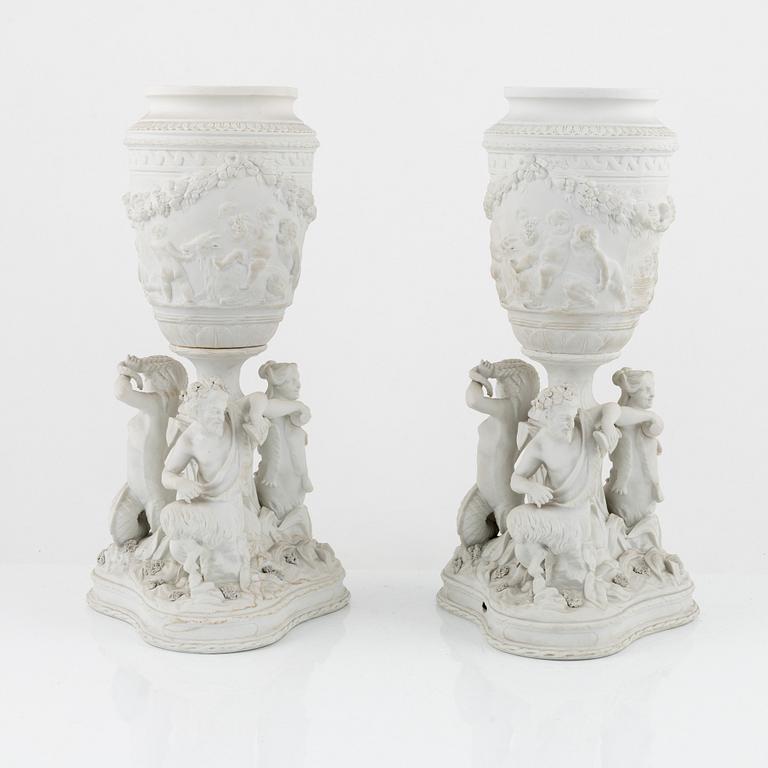 Urnor, ett par, parian, Oscar II:s ägarmärkning, 1800-talets mitt.