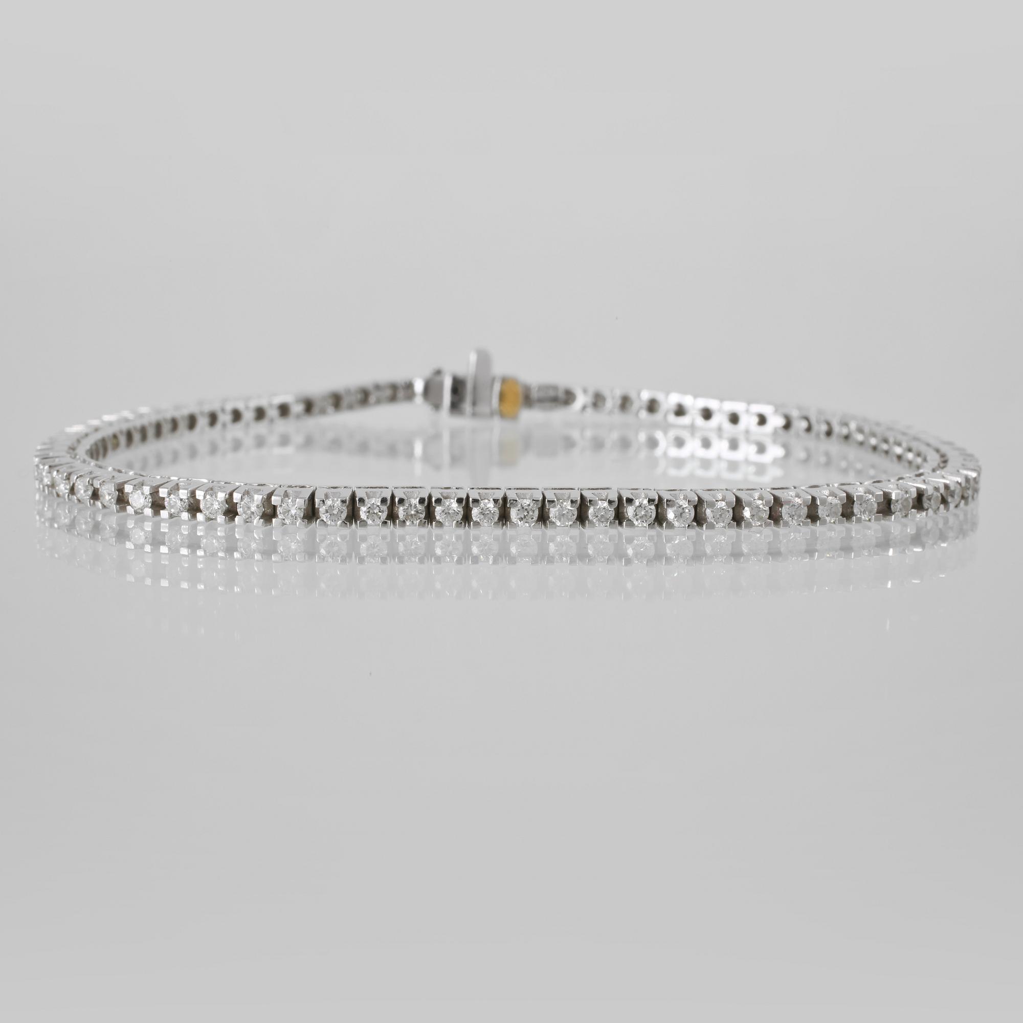 ARMBAND, 18k vitguld med briljantslipade diamanter, 1.72 ct. Vikt 12,4 g.