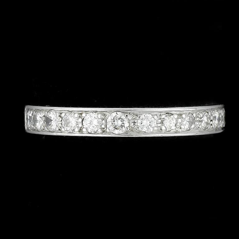 HALVALLIANSRING, 18k vitguld, briljantslipade diamanter, tot ca 0,40 ct.