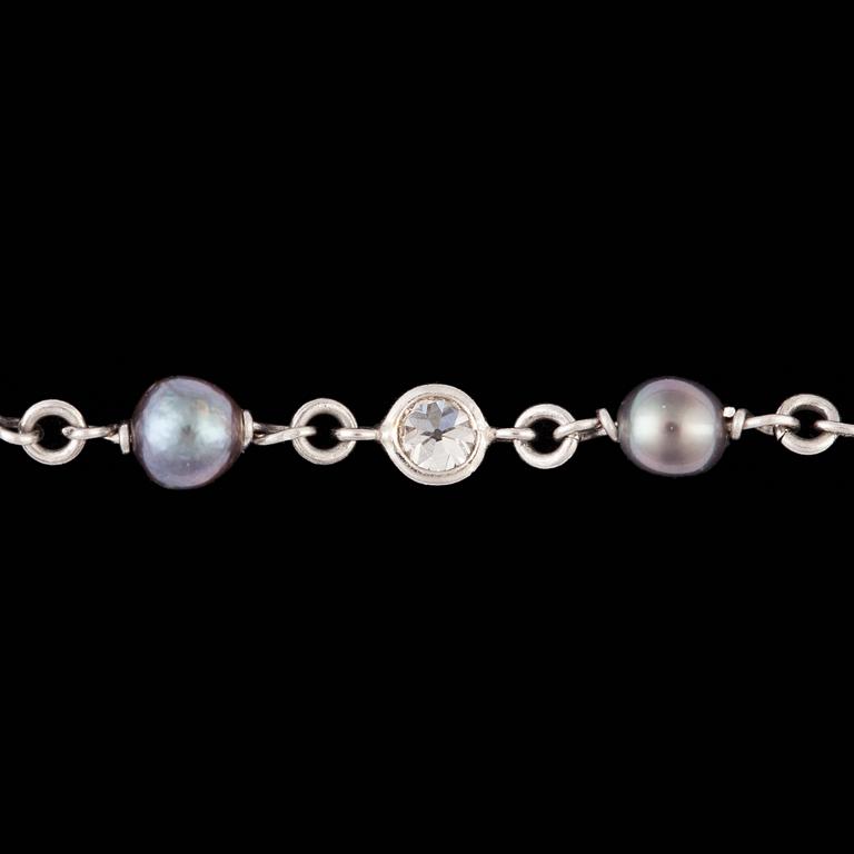 A long chain of grey cultured pearls and brilliant cut diamonds, tot. 1.21 cts.