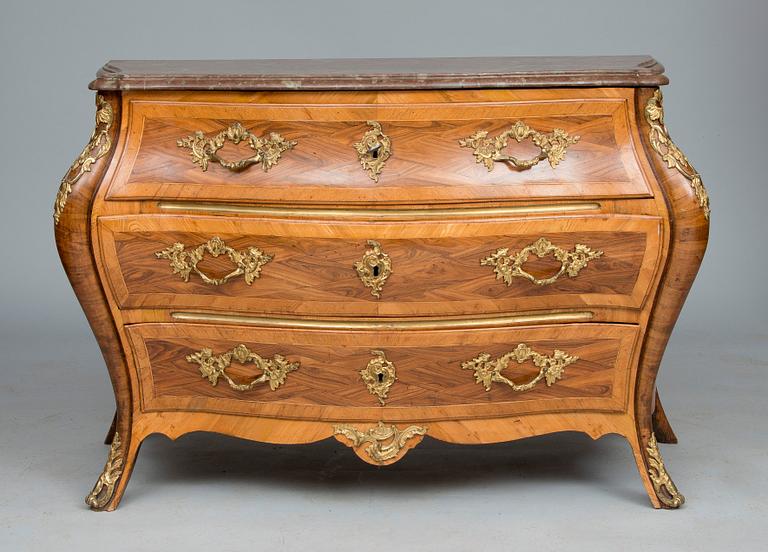 A ROCOCO CHEST OF DRAWERS.