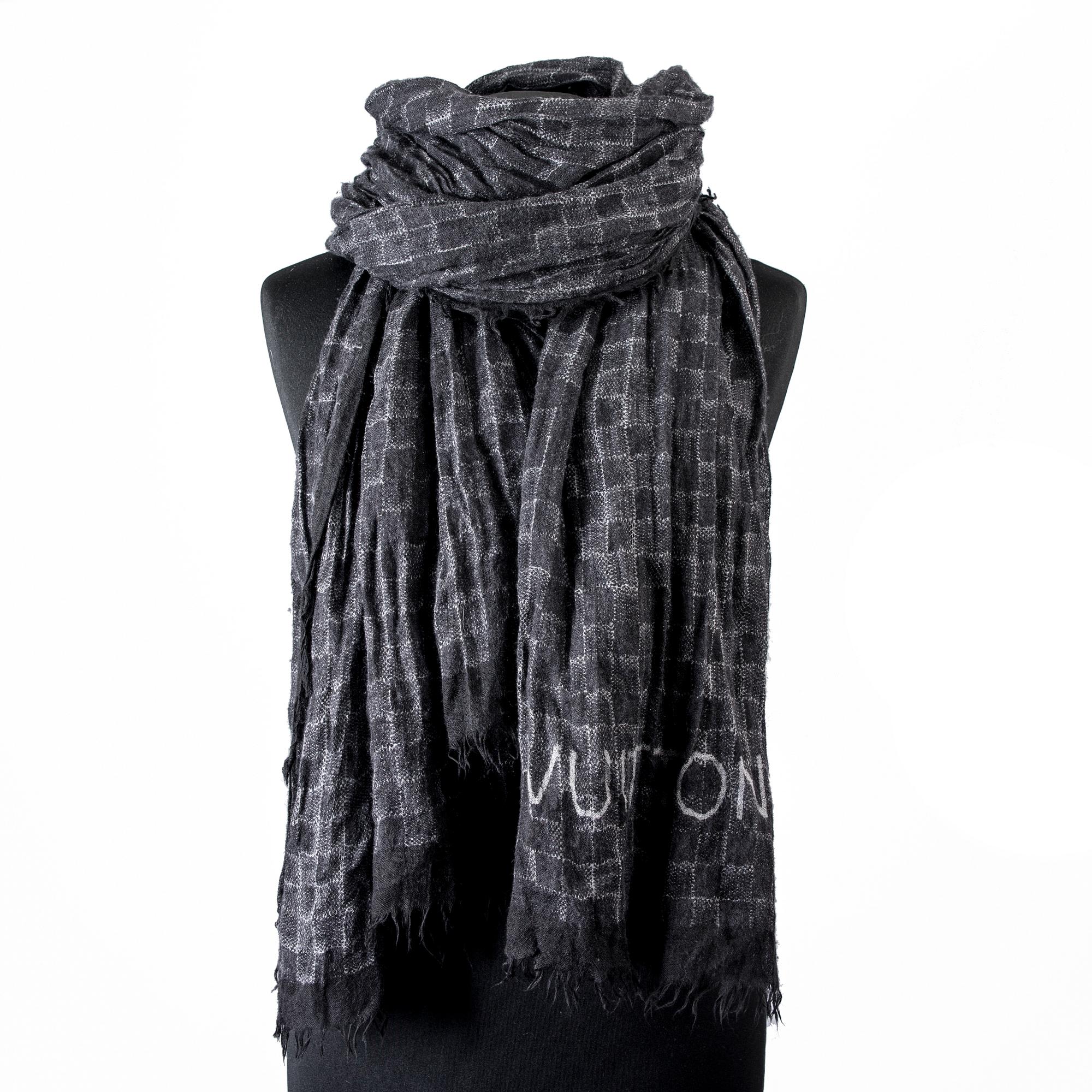 SCARF, Louis Vuitton.