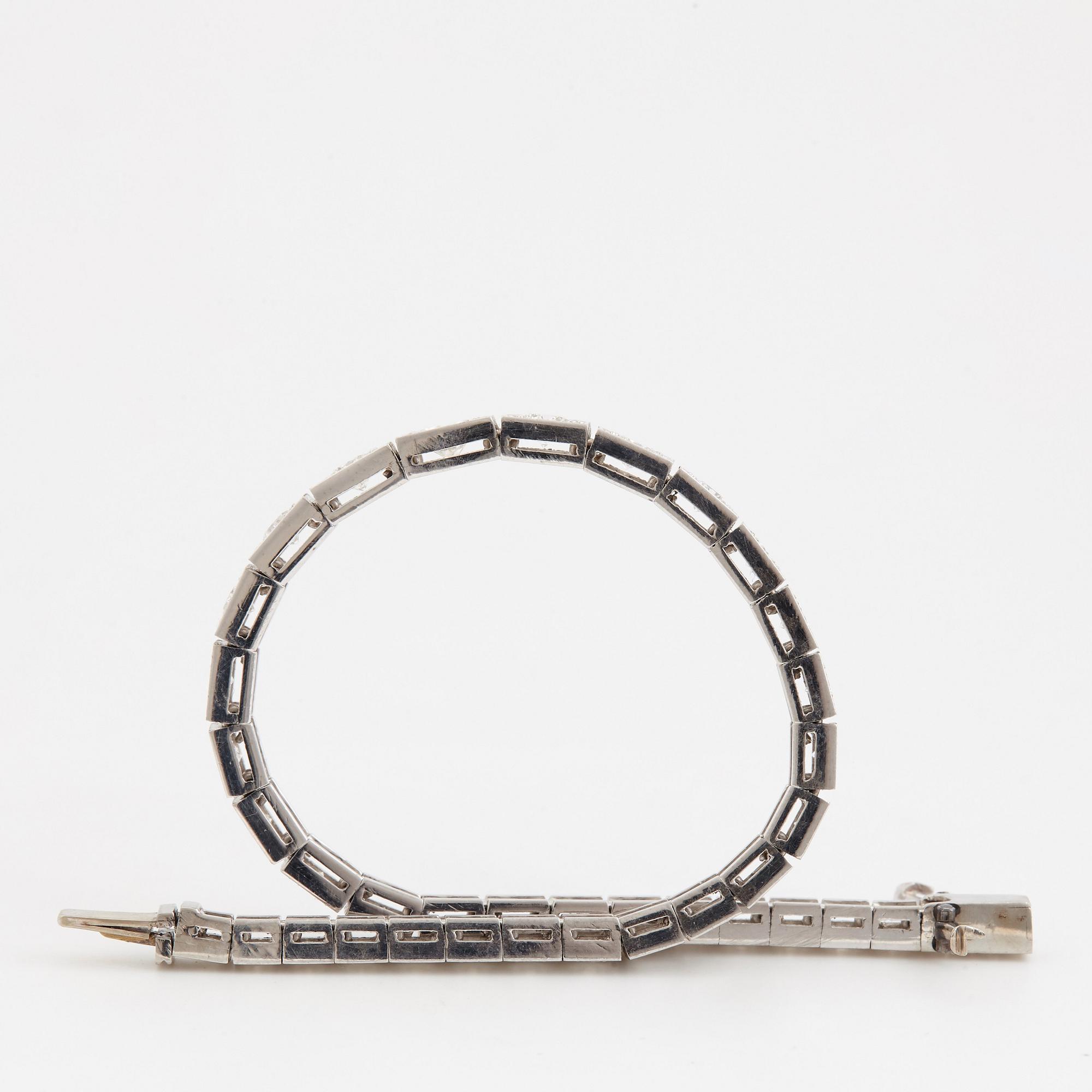 A platinum bracelet set with round brilliant-cut diamonds with a total weight of ca 3.75 cts.