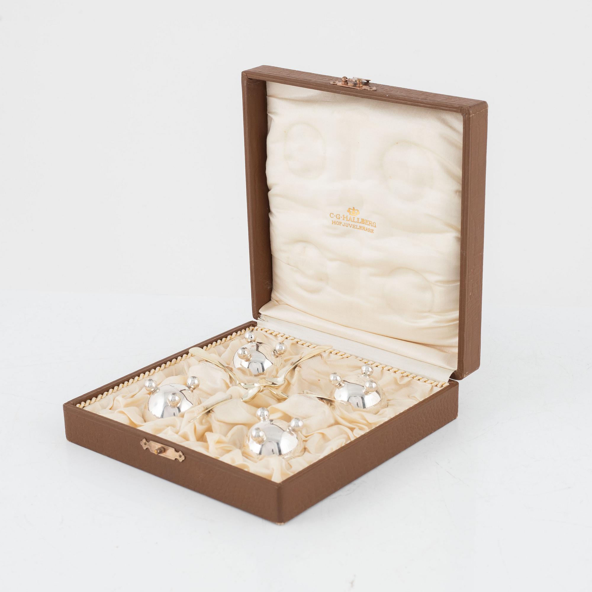 Saltkar med skedar, 4 st, C.G. Hallberg, Stockholm, 1927-28.