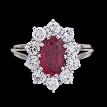 72. RING, ovalslipad rubin med 10 briljantslipade diamanter, tot. ca 1.50 ct.