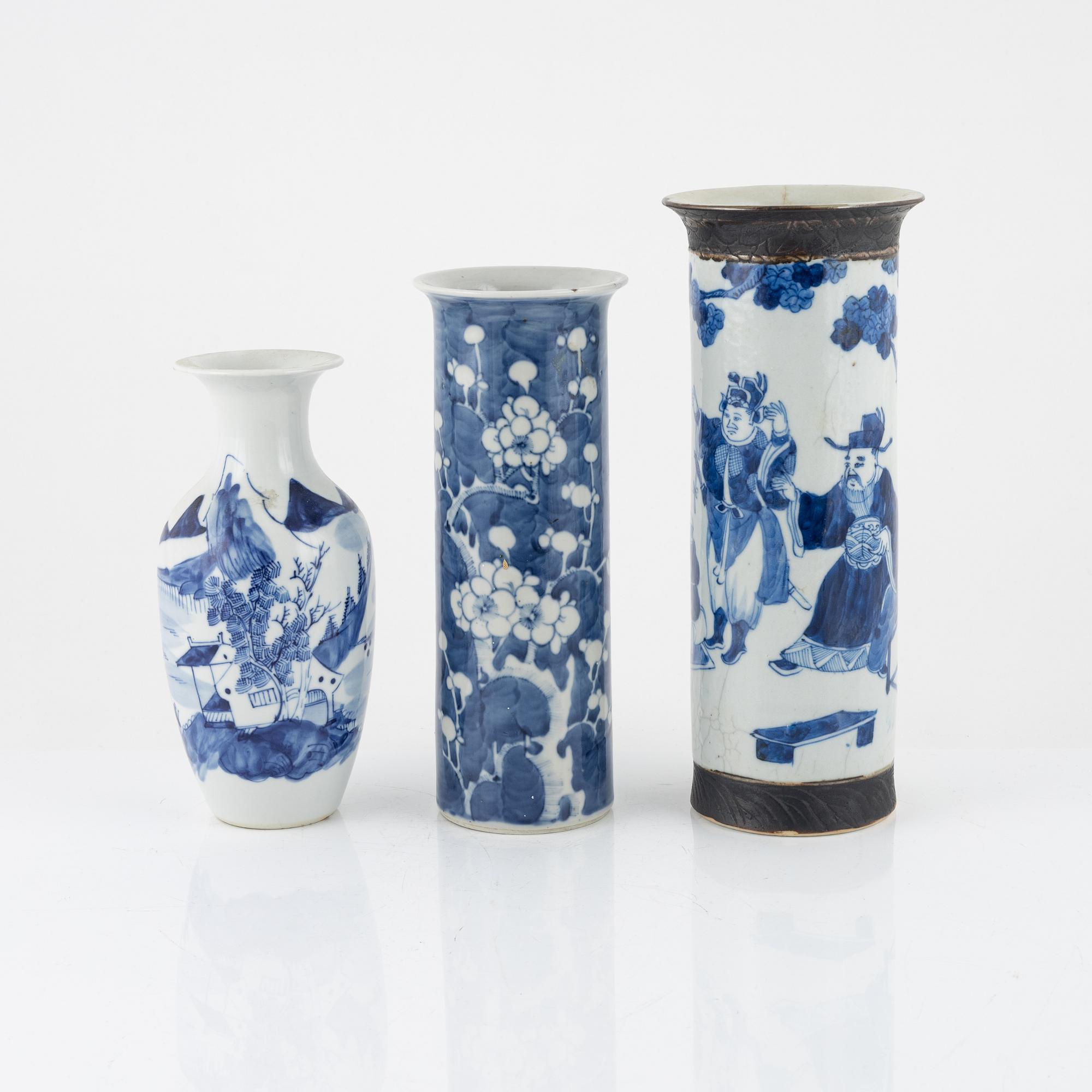 Three Chinese porcelian vases, early 20th Century.