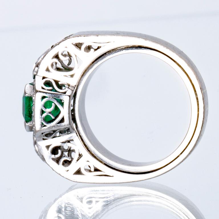 Ring 18K whitegold 1 emerald approx 2 ct and old-cut diamonds approx 1,5 ct, G Dahlgren & Co Malmö 1968.