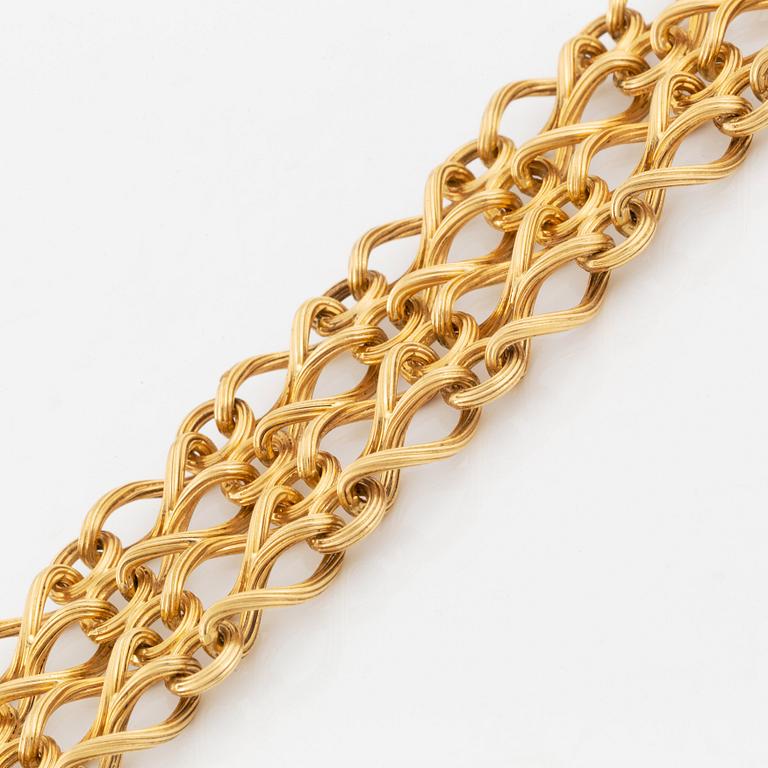 An 18K gold choker-necklace.