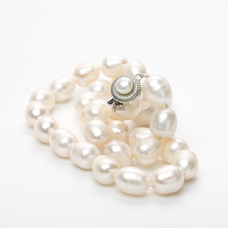 COLLIER, odlade sötvattenspärlor med silverlås.