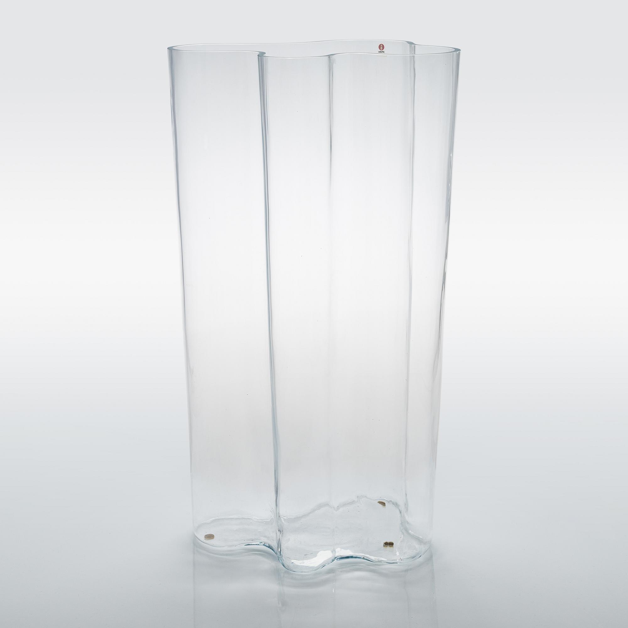 Alvar Aalto, a '0551' vase signed Alvar Aalto Iittala 2006.