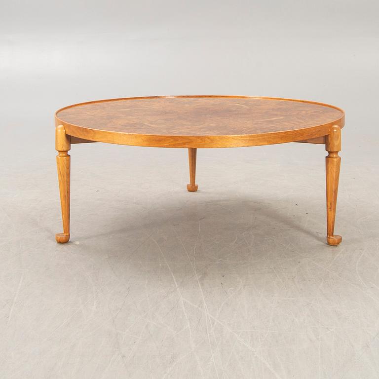 A Josef Frank walnut coffee table nr 2139 for Firma Svenskt Tenn alter part of the 20th century.