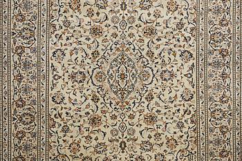 A carpet, Kashan, ca 298 x 199 cm.
