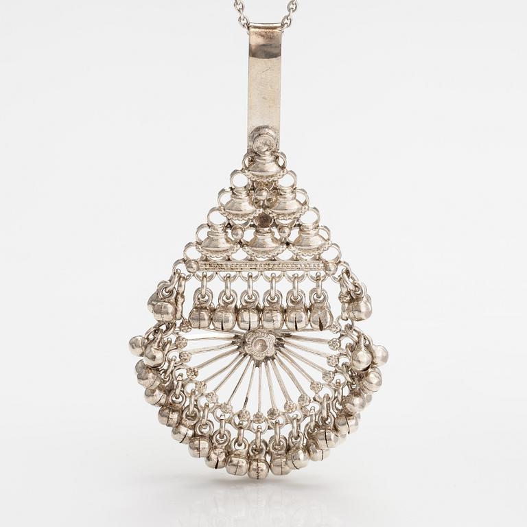 A silver necklace/brooch. Ossian Hopea, Porvoo 1977.