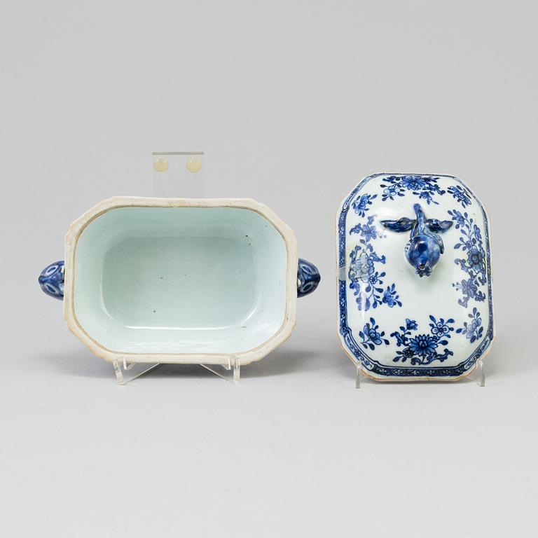A Chinese blue and white export porcelain butter tureen with cover and two dishes, Qing dynasty, Qianlong (1736-95).