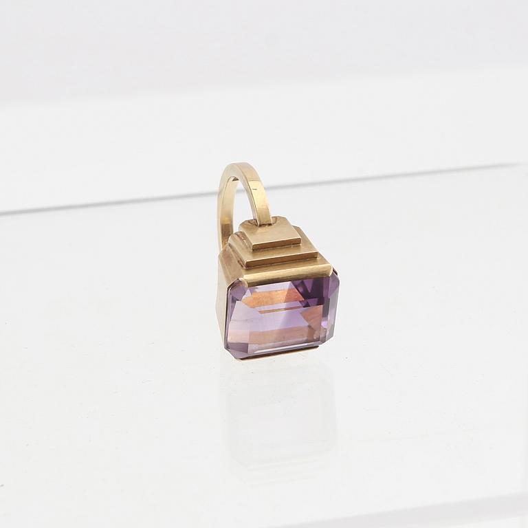 Wiwen Nilsson, ring in 18K gold with a step-cut amethyst, Lund 1970.