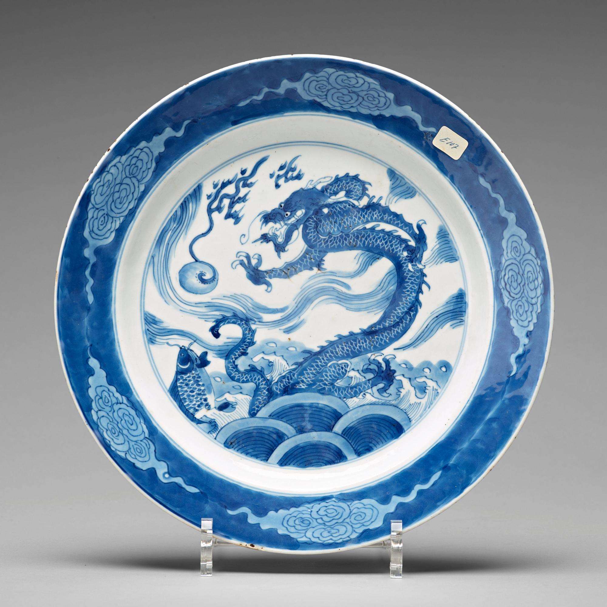 A blue and white dish, Qing dynasty, Kangxi (1662-1722).