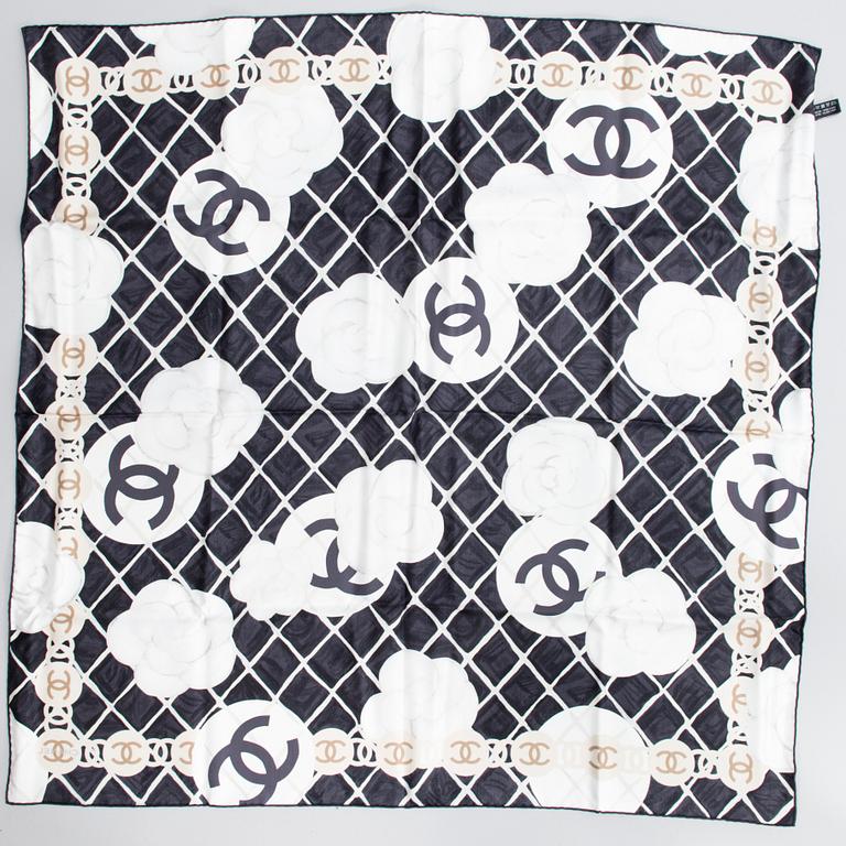 CHANEL, SIDENSCARF MED ett par örhänge.