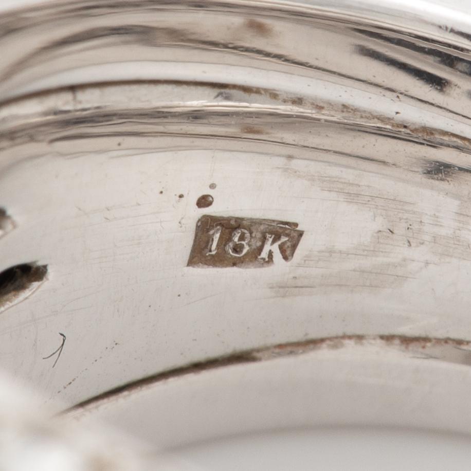 Ring 18K vitguld med briljantslipade diamanter.