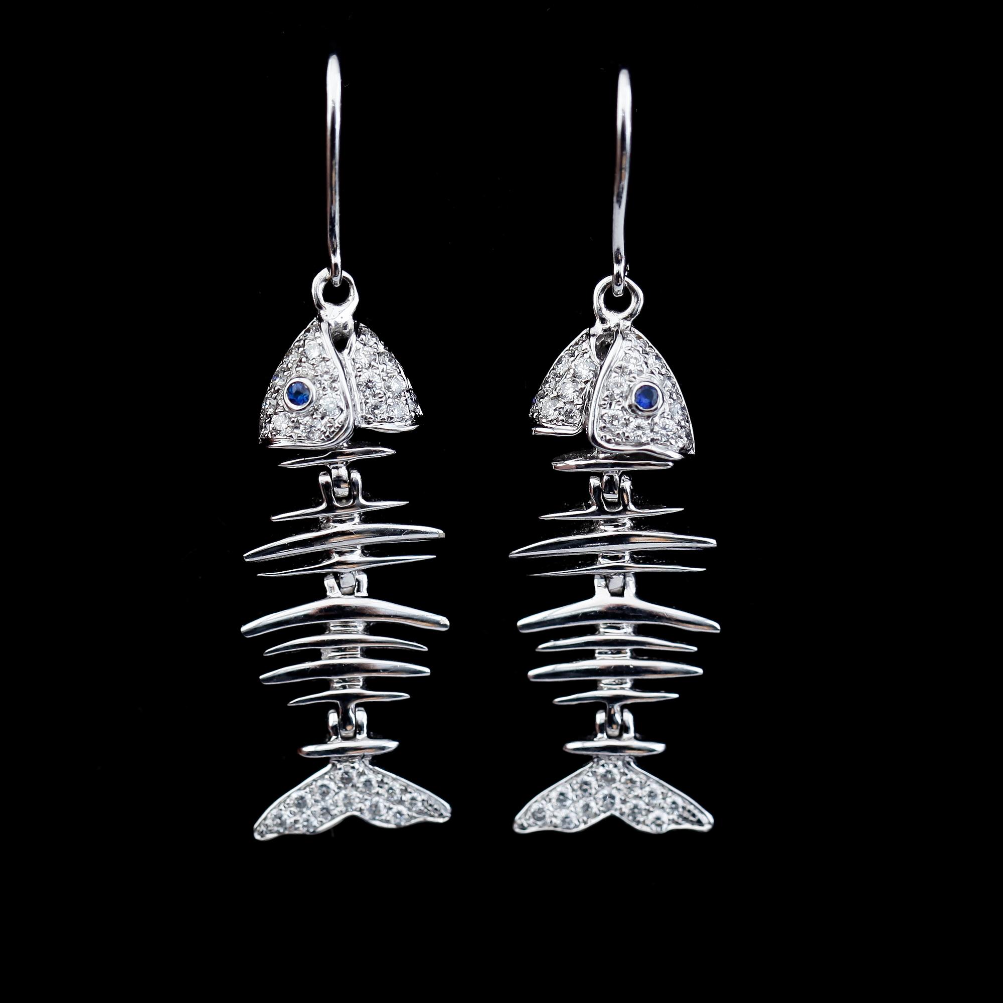 ÖRHÄNGEN, 1 par, 18K vitguld, diamanter tot ca 0.40 ct, mindre safirer.