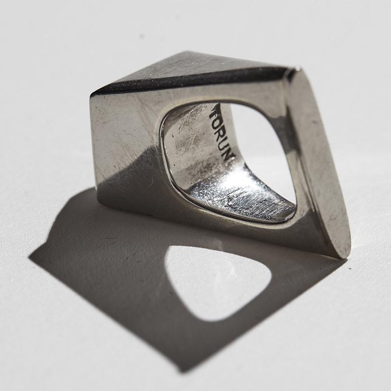 Vivianna Torun Bülow-Hübe, ring, 18 k vitguld med bergkristall, egen verkstad 1964.