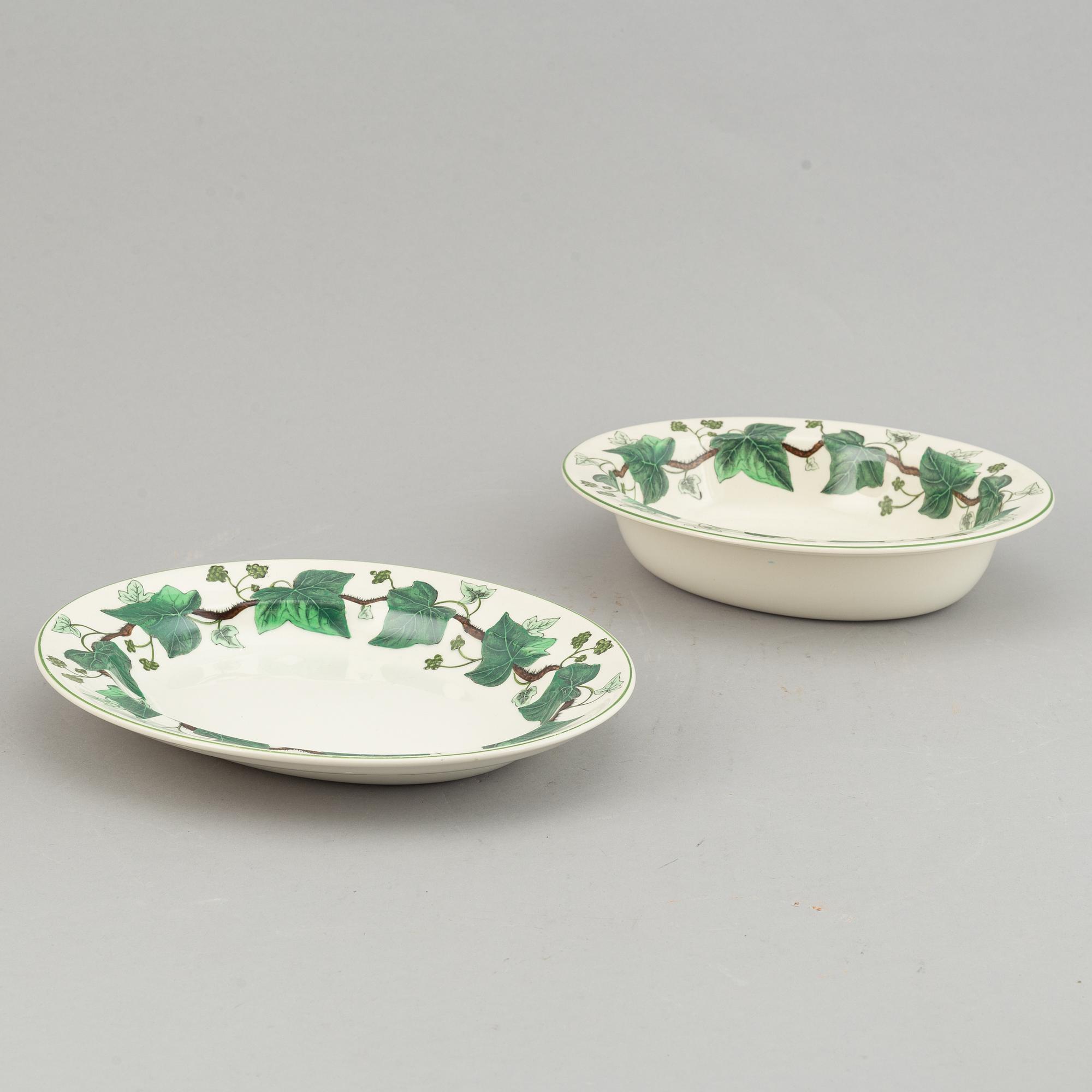 A part 'Napoelon Ivy' dinner and coffee service, Wedgwood, England, second half of the 20th century (53 pieces).