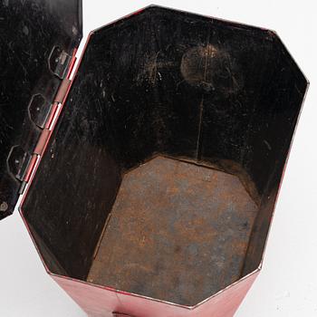 Coal scuttle, England, 19th century.
