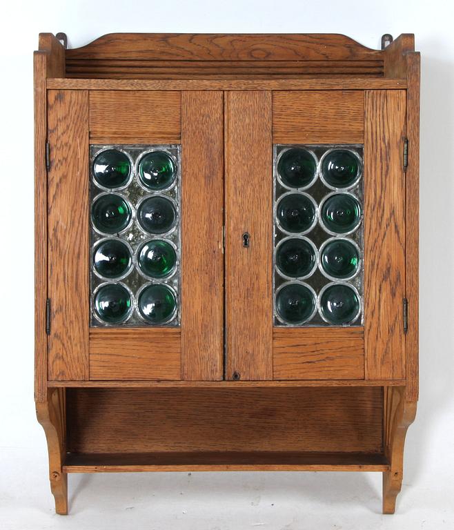 HYLLSKÅP, jugend, 1900-talets början.