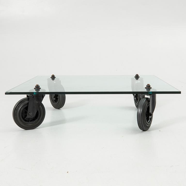 Gae Aulenti, soffbord, "Tavolo con Ruote", Fontana Arte, Italien sent 1900-tal/2000-tal.
