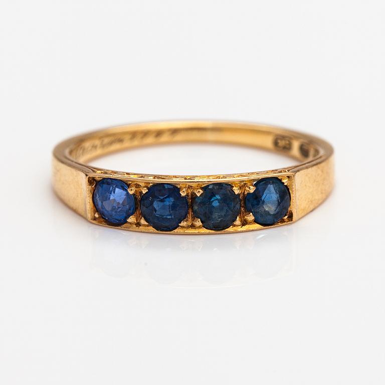 An 18K gold ring with sapphires. Tillander, Helsinki 1947.