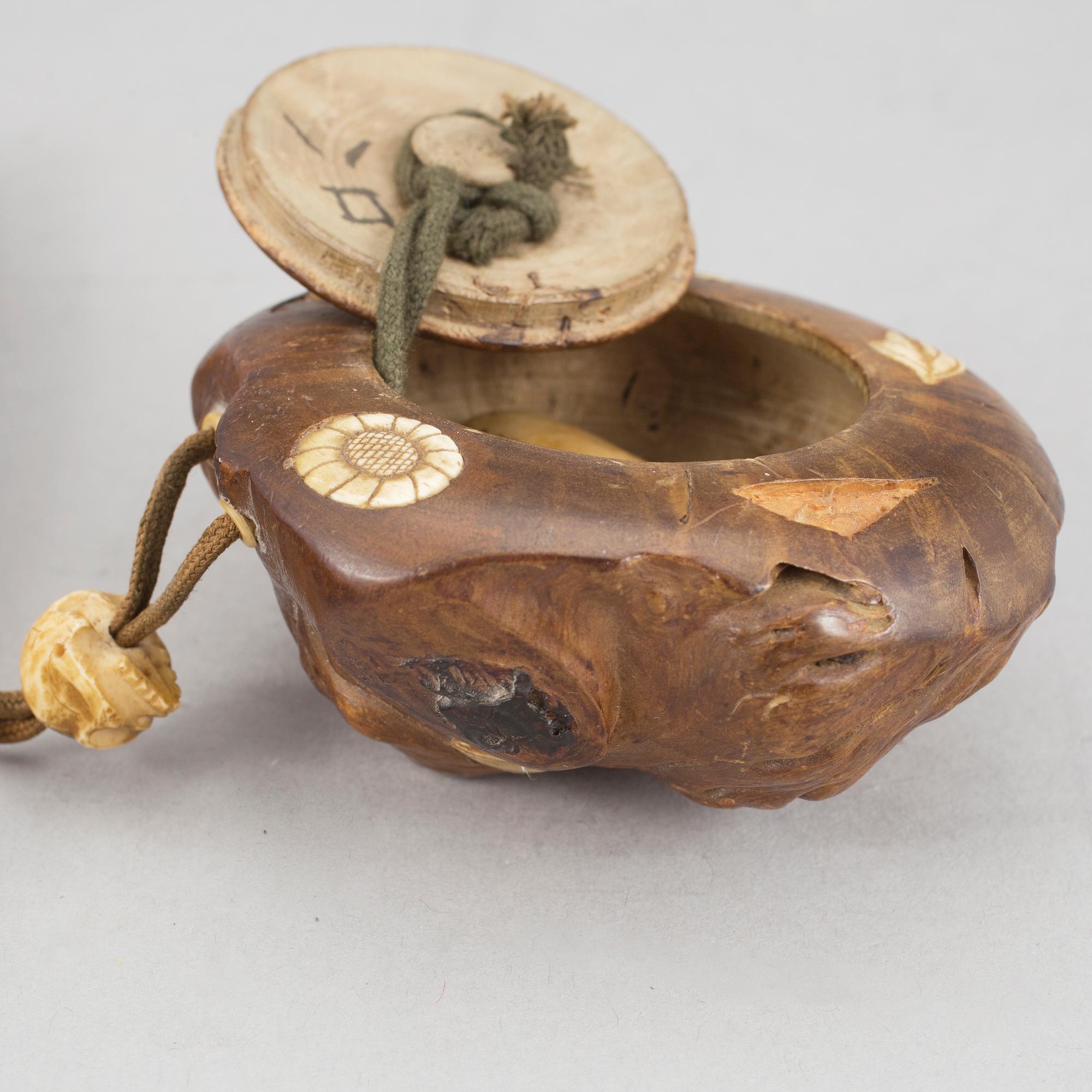 HÅLLARE TILL OPIUMPIPA med ASK, trä, ben, pärlemor och metall. Japan, 1900-talets första hälft.