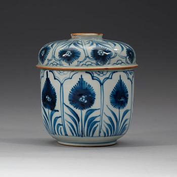 A blue and white box with cover, Qing dynasty, Kangxi (1662-1722).