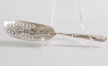 UPPLÄGGNINGSBESTICK FÖR FISK, silver, förmodligen Elias Modig, St Petersburg.