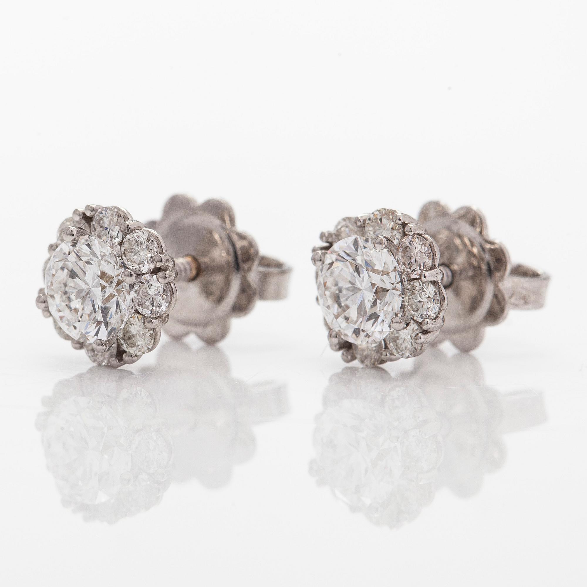 Korvakorut, 18K valkokultaa, ja briljanttihiottuja timantteja. Mukana GIA-raportti.