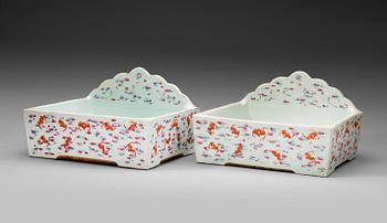 282. A pair of hand basins, Qing dynasty, early 20th century.