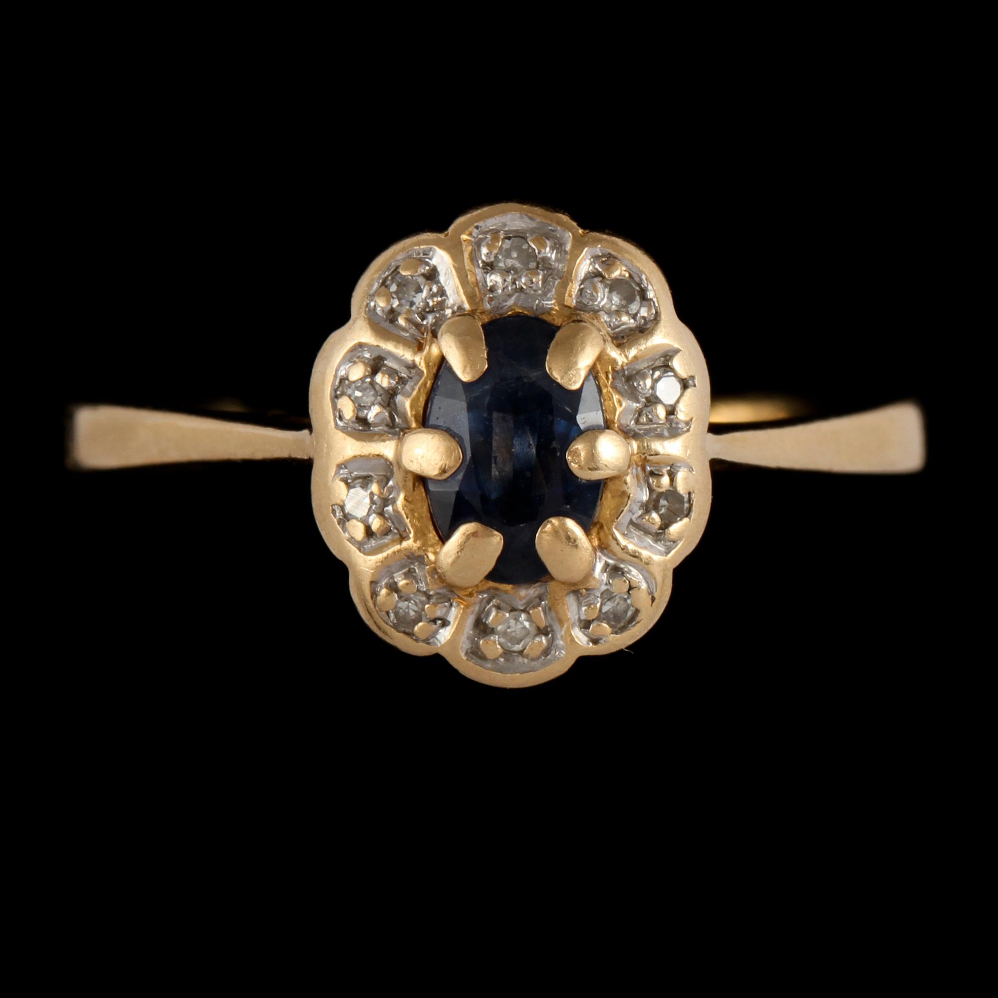 RING, 18k guld med fasettslipad blå safir samt 10 åttkantslipade diamanter Guldfynd 1900-talets fjärde kvartal. Vikt 3 g.