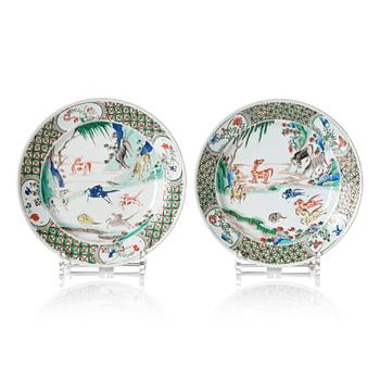 A pair of famille verte dishes with Wang Mu's eight horses, Qing dynasty, Kangxi (1662-1722).