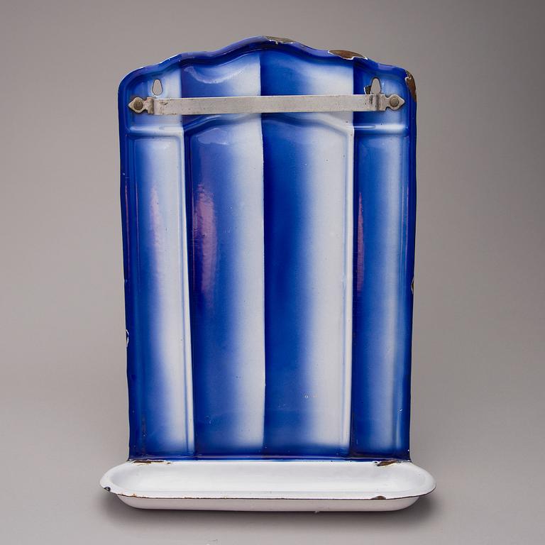 An enamelled soap stand with towel rail from the first half of the 20th century.