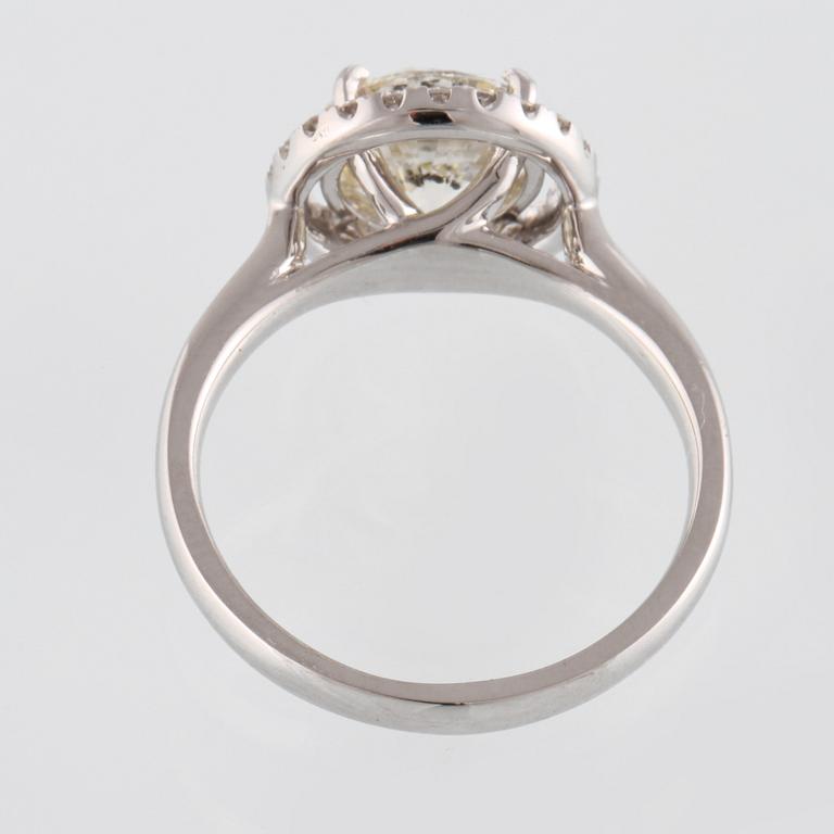 RING, 18K vitguld med briljantslipad diamant ca 2.03 ct samt små briljantslipade diamanter 0.24 ct. 4,8 gram.