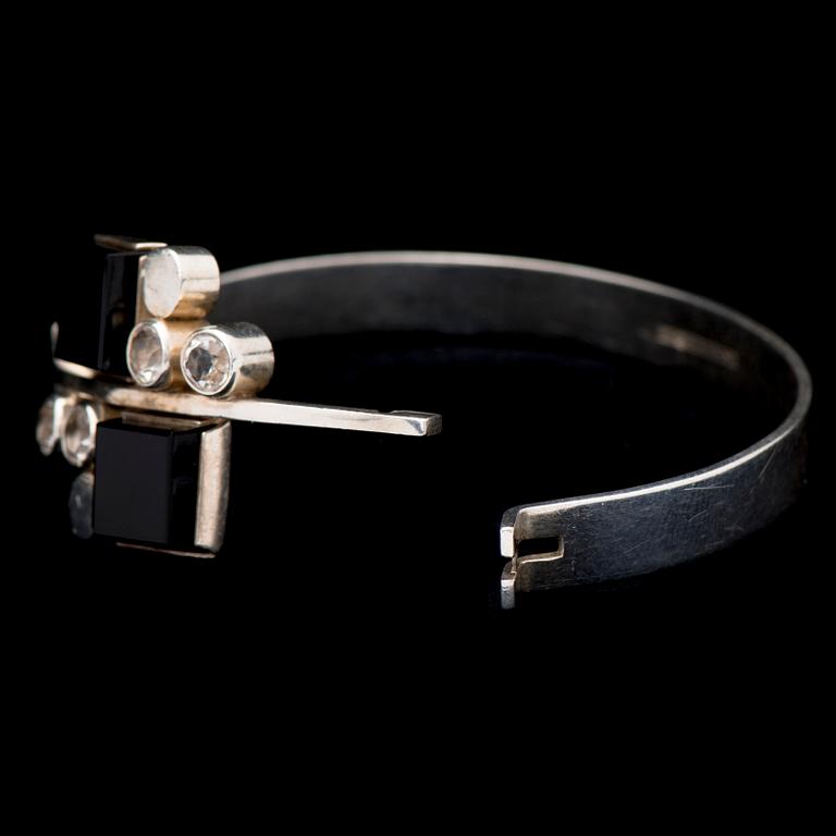 AN ELIS KAUPPI BRACELET, onyx, synthetic spinel, silver. Kupittaan Kulta, Turku Finland 1965.