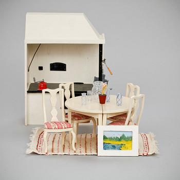 DOCKSKÅPSMÖBLER, ca 35 delar. De flesta "Nolbyn Värmländskt hantverk", Berit Bergström. 1940-50-tal.