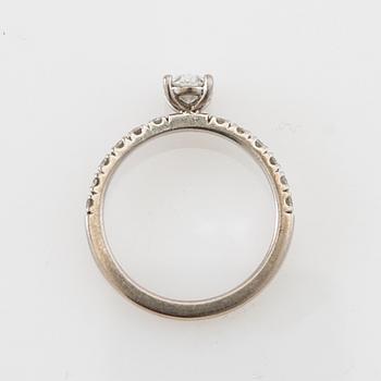 Ring, Patrik af Forselles, med ovalslipad diamant ca 0.57 ct.