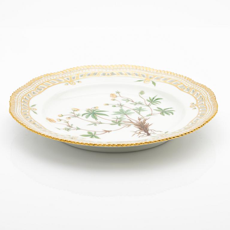 Royal Copenhagen, Plate, "Flora Danica", 1969-1974.
